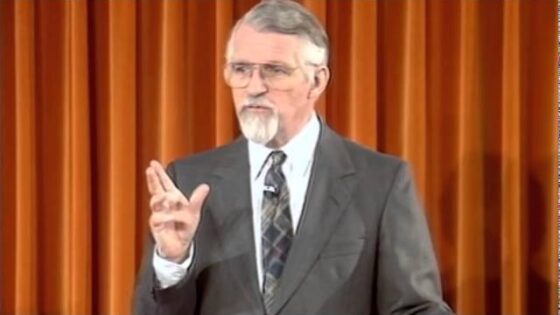 Unlocking the Old Testament Part 42 – Ezekiel 1 - Bible Study, Movies & TV - David Pawson - Official