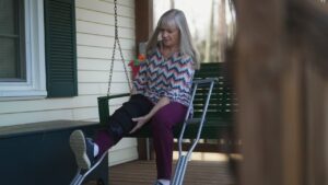 Unexpectedly Healed from Knee Pain - Testimonies - The 700 Club