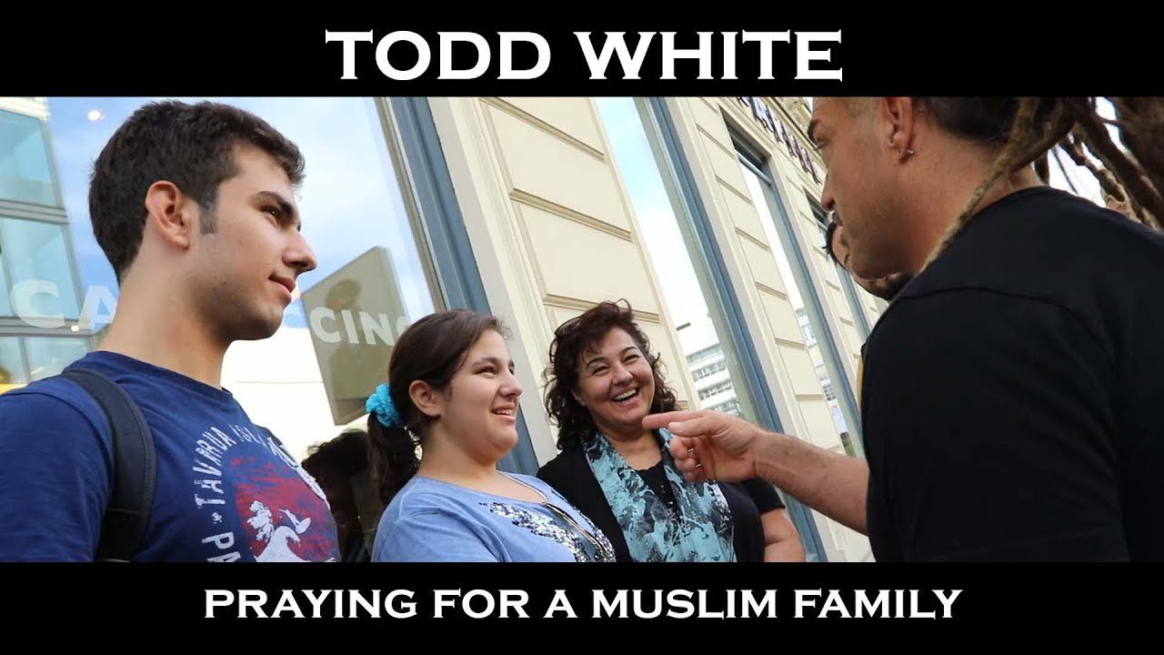 Todd White - Praying for a Muslim Family ‣ Witness21